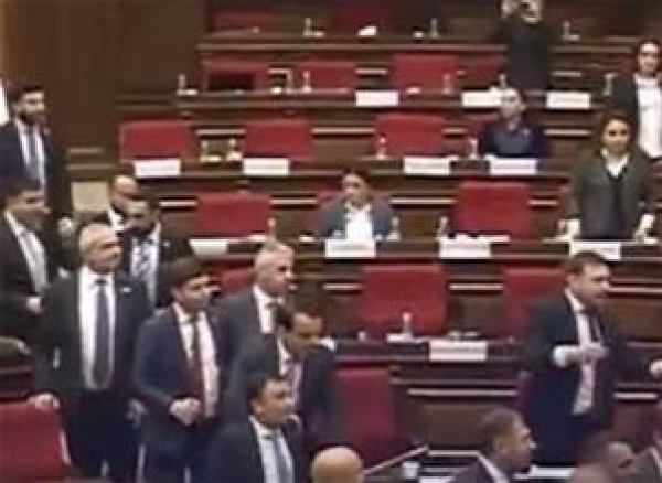 فيديو ي وث ق ما حصل داخل البرلمان الأرميني نواب في الأرض وقذف للكراسي