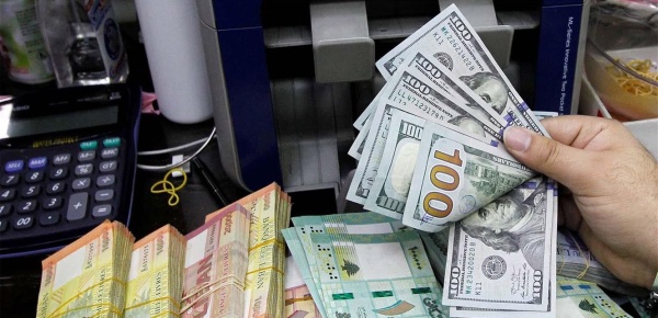 مصدر للدولارات خطوة من صرافين في السوق