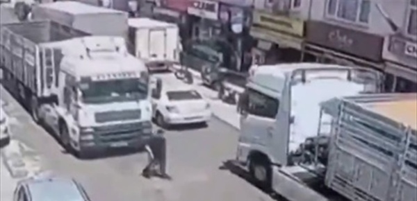 فيديو لحادث مرو ع شاهدوا كيف دهست شاحنة أحد الأشخاص في تركيا فيديو لحادث مرو ع شاهدوا كيف دهست شاحنة أحد الأشخاص في تركيا