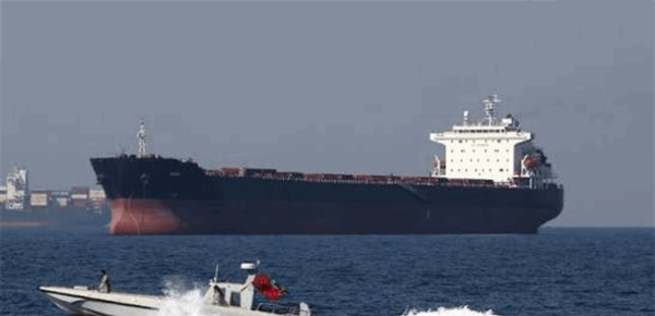 ناقلتان إيرانيتان تعبران منطقة الحصار الأميركي محملتين بالنفط ناقلتان إيرانيتان تعبران منطقة الحصار الأميركي محملتين بالنفط