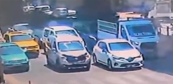 عمره 4 سنوات فيديو م رعب ي وث ق لحظة وفاة طفل تحت عجلة سيارتين في تركيا