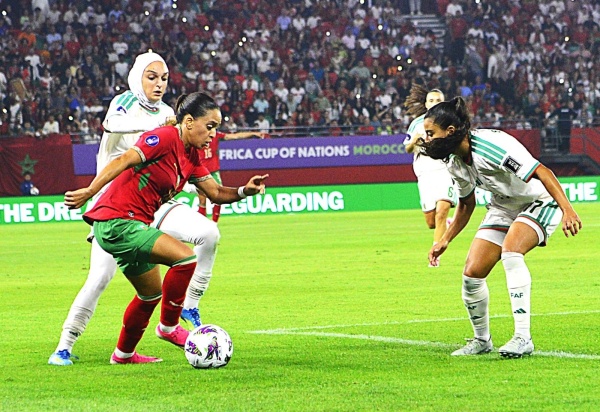 المنتخب الوطني يهزم الجزائر ويتأهل للدور ربع النهائي المنتخب الوطني يهزم الجزائر ويتأهل للدور ربع النهائي