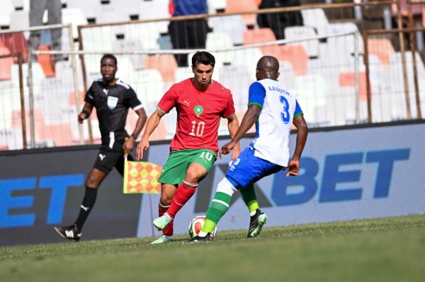 المنتخب المغربي يعود بانتصار من جنوب إفريقيا وينفرد بالصدارة
