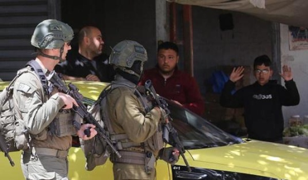 الاحتلال يعتقل 11 عاملا في قرية خشم الدرج شرق يطا الاحتلال يعتقل 11 عاملا في قرية خشم الدرج شرق يطا