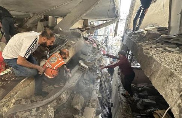 غزة بدء المرحلة الثانية لانتشال جثامين شهداء من تحت الأنقاض غزة بدء المرحلة الثانية لانتشال جثامين شهداء من تحت الأنقاض