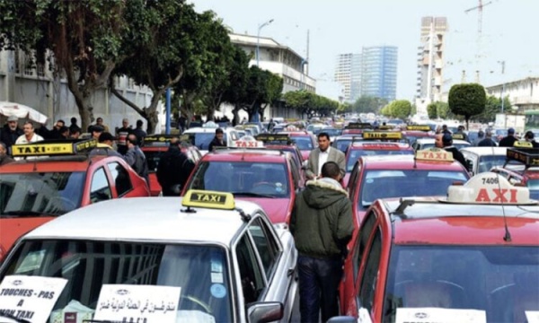 مهنيو سيارات الأجرة يحتجون بالبيضاء ضد تطبيقات النقل ويطالبون بتخصيص غازوال مهني مهنيو سيارات الأجرة يحتجون بالبيضاء ضد تطبيقات النقل ويطالبون بتخصيص غازوال مهني