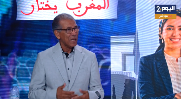 العجلاوي كيف لنائب برلماني أن يناقش ملفات كثيرة وهو بالكاد يقرأ ورقة