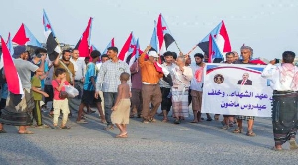وقفات احتجاجية في العاصمة عدن رفض ا لإدراج مدانين بالإرهاب ضمن صفقة تبادل الأسرى وقفات احتجاجية في العاصمة عدن رفض ا لإدراج مدانين بالإرهاب ضمن صفقة تبادل الأسرى