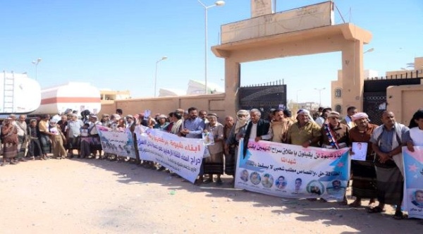 وقفات احتجاجية حاشدة تجتاح مديريات لحج رفض ا لإدراج مدانين بالإرهاب ضمن صفقة تبادل الأسرى