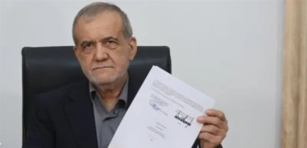صورة لبزشكيان مع ورقة بتوقيع ترامب تثير موجة من الانتقادات