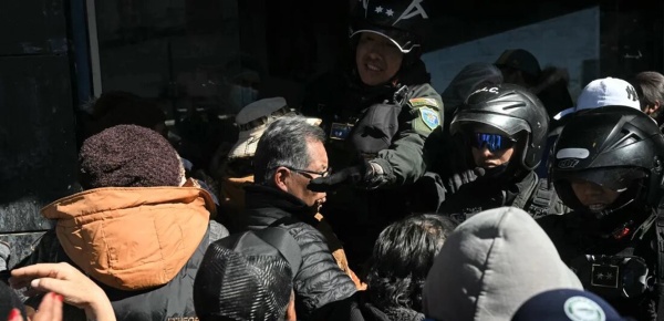 بعد 6 أسابيع من الاحتجاجات رئيس بوليفيا يعلن حالة الطوارئ