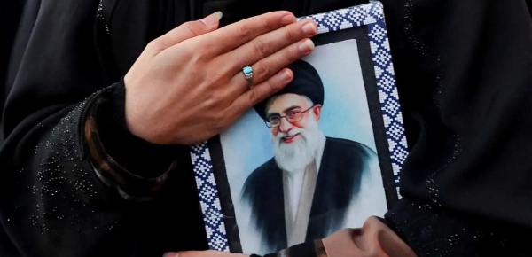 تزامنا مع جنازة خامنئي إيران تعلن 3 أيام عطلة رسمية في طهران تزامنا مع جنازة خامنئي إيران تعلن 3 أيام عطلة رسمية في طهران
