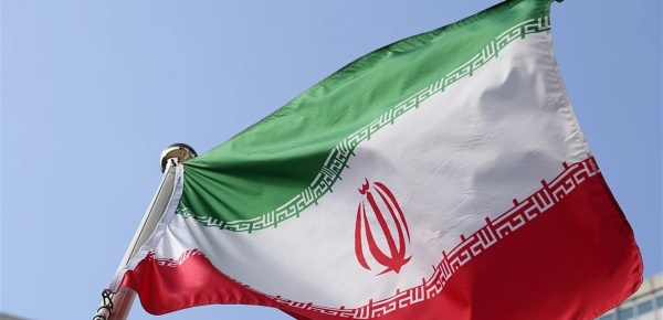 إيران تلو ح بـ هجوم شامل إذا استمرت الضربات الأميركية إيران تلو ح بـ هجوم شامل إذا استمرت الضربات الأميركية