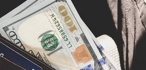 100 دولار مزورة تغزو الأسواق 100 دولار مزورة تغزو الأسواق