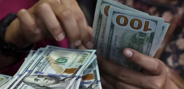 مع اقتراب قرار الفيدرالي الدولار يتمسك بمستوياته المرتفعة