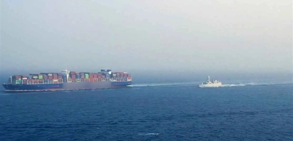 بين سفينة عبرت بسلام وتهديدات الحوثي البحر الأحمر على خط النار بين سفينة عبرت بسلام وتهديدات الحوثي البحر الأحمر على خط النار