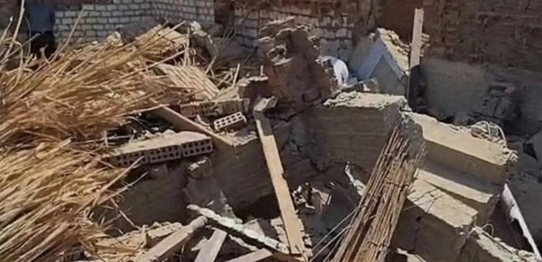 انهيار منزل من 4 طوابق في هذه المنطقة 3 مصابين تحت الأنقاض انهيار منزل من 4 طوابق في هذه المنطقة 3 مصابين تحت الأنقاض