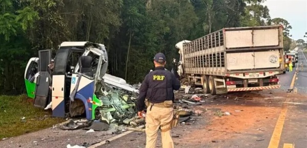 في البرازيل حادث مروع بين حافلة وشاحنة وسقوط 23 قتيلا
