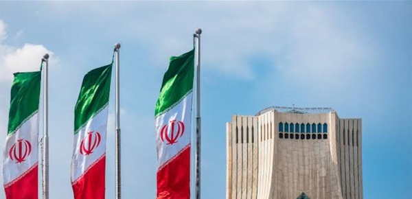إيران تقر رسوما على السفن المارة عبر مضيق هرمز إيران تقر رسوما على السفن المارة عبر مضيق هرمز