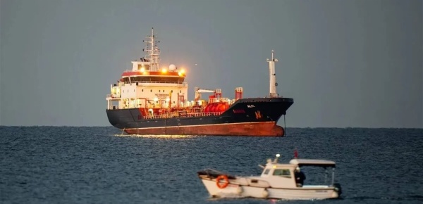 بعد غرق سفينة تجارية قرب إسطنبول تركيا تواصل البحث عن 10 بحارة مفقودين