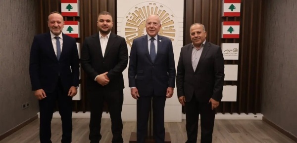 دبوسي عرض مع رئيسي بلديتي ببنين والمحمرة الشؤون الإنمائية