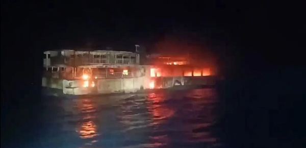قتلى وعشرات المفقودين جراء حريق اندلع في عبارة في الفلبين