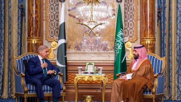 شريف يؤكد لبن سلمان دعم باكستان الكامل لأمن السعودية