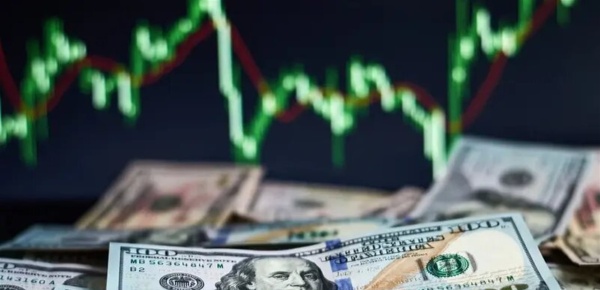 مع ارتفاع عوائد السندات وصعود النفط الدولار قرب ذروة أسبوعين مع ارتفاع عوائد السندات وصعود النفط الدولار قرب ذروة أسبوعين
