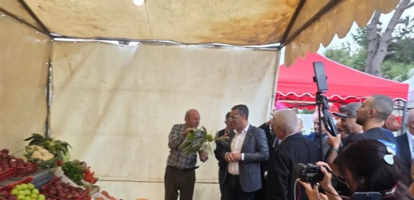 مبادرة دعم افتتاح مهرجان التفاح في ميروبا لتعزيز تسويق الإنتاج المحلي مبادرة دعم افتتاح مهرجان التفاح في ميروبا لتعزيز تسويق الإنتاج المحلي