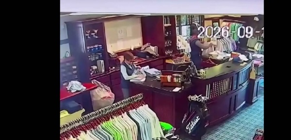 في أميركا سيارة اقتحمت متجرا في ماساتشوستس