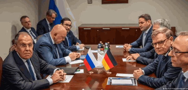بعد سنوات من القطيعة لقاء بين وزير الخارجية الروسي ونظيره الألماني بعد سنوات من القطيعة لقاء بين وزير الخارجية الروسي ونظيره الألماني