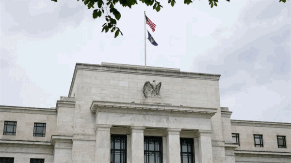 الفائدة الأميركية في مهب التضخم مسؤول بالفيدرالي يحذ ر