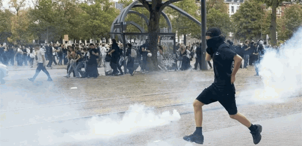 موجة اعتقالات غير مسبوقة في فرنسا الاحتجاجات المدرسية تحو لت إلى أعمال عنف موجة اعتقالات غير مسبوقة في فرنسا الاحتجاجات المدرسية تحو لت إلى أعمال عنف