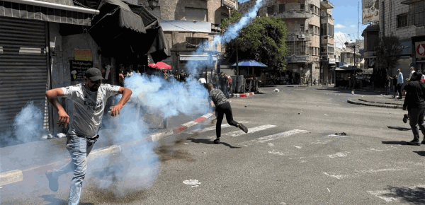بالعصي والغاز والدهس إصابات في صفوف فلسطينيين بالعصي والغاز والدهس إصابات في صفوف فلسطينيين