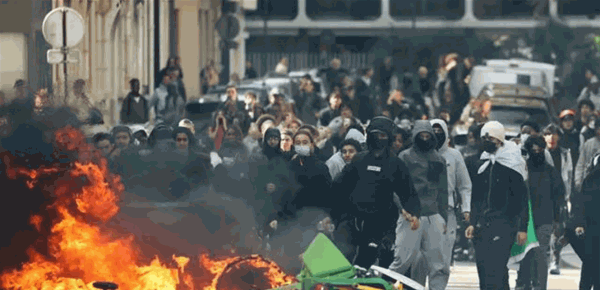 بعد إصابة متظاهرين منع إستخدام القنابل الصوتية في فرنسا بعد إصابة متظاهرين منع إستخدام القنابل الصوتية في فرنسا