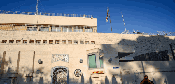 بعد أمر اسرائيلي إزالة لافتات ولوحات من القنصلية البريطانية في القدس الشرقية