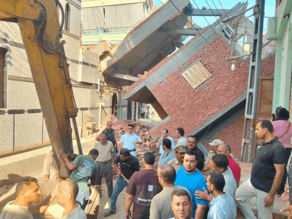 بينهم طفلان وفاة عدد من الأشخاص بانهيار عقار سكني في القاهرة