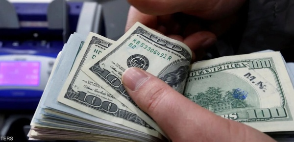 مع تزايد التوقعات برفع الفائدة الدولار قرب ذروة شهرين