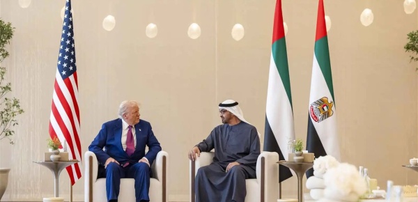 محمد بن زايد وترامب يبحثان في إيفيان ملفات المنطقة محمد بن زايد وترامب يبحثان في إيفيان ملفات المنطقة