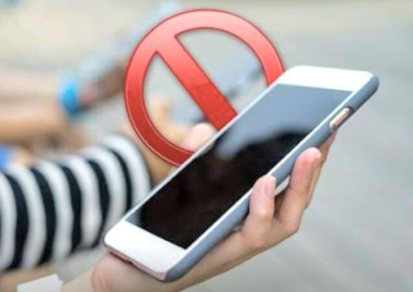 الحكومة الفرنسية عازمة على حظر استخدام الهواتف المحمولة في الثانويات