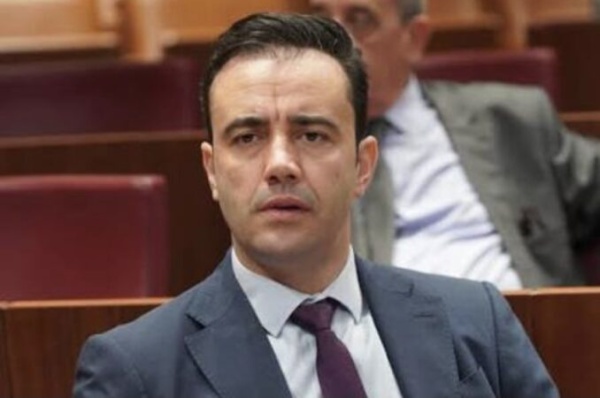 البرلماني مروان شبعتو يغادر الأحرار نحو البام قال إن ملف الصناعة التقليدية هو سبب القطيعة البرلماني مروان شبعتو يغادر الأحرار نحو البام قال إن ملف الصناعة التقليدية هو سبب القطيعة