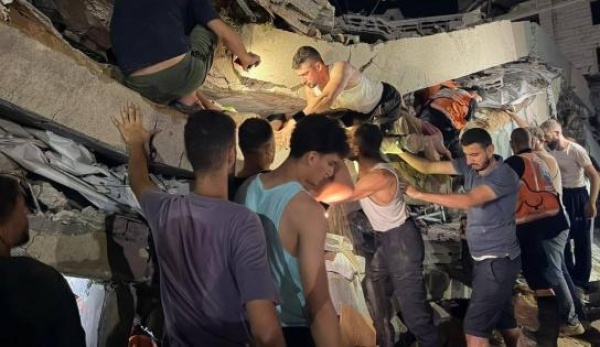غزة 5 شهداء بنيران الاحتلال و21 ضحية جراء انهيار مبنى غزة 5 شهداء بنيران الاحتلال و21 ضحية جراء انهيار مبنى