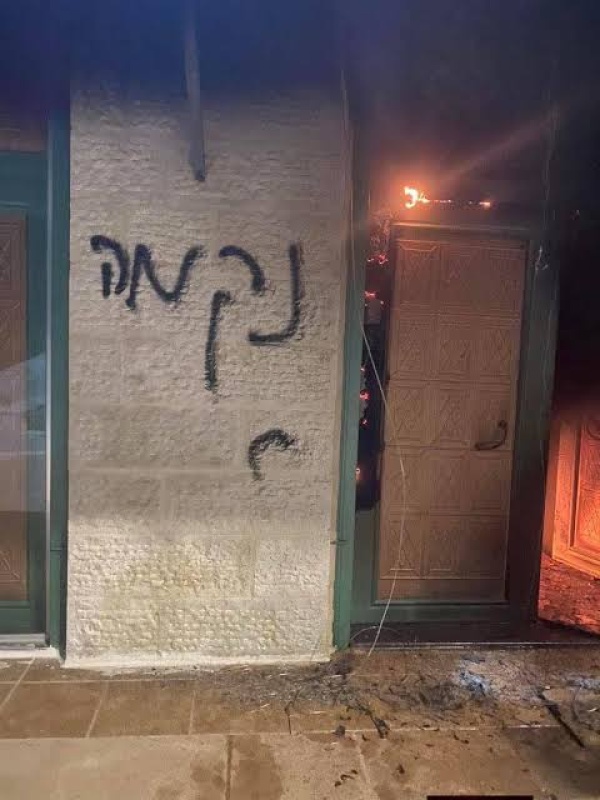 مستوطنون متطرفون يحرقون مسجدين في الضفة المحتلة
