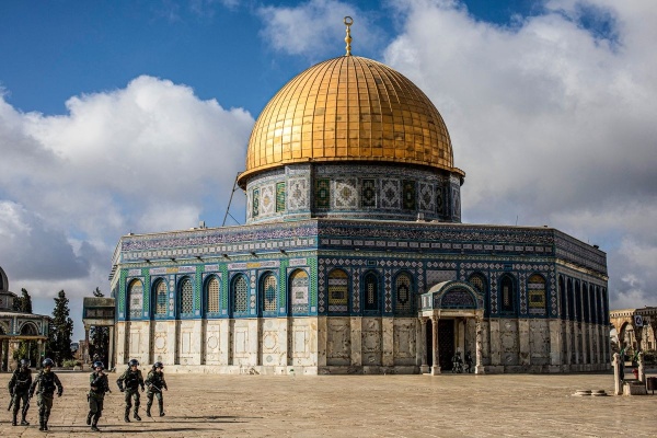 وسط إدانة فلسطينية متطرفون يقتحمون الاقصى وشرطة الاحتلال تنصب مظلة لخدمتهم لأول مرة منذ 59 عاما