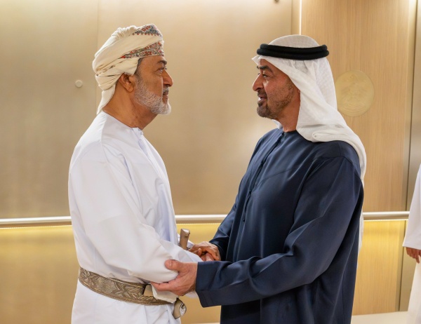 جلالة السلطان ورئيس دولة الإمارات يعقدان لقاء أخويا في قصر الشاطئ بأبوظبي