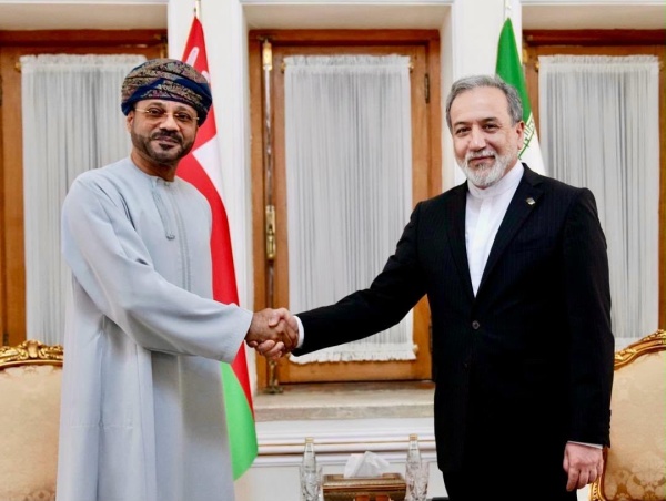 وزير الخارجية حوار بن اء في طهران ونأمل الإعلان قريبا عن ممر مؤقت في مضيق هرمز