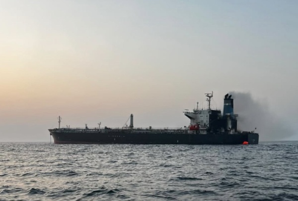 مركز الأمن البحري قطر ناقلة بنمية إلى ميناء عماني بعد حريق إثر استهداف مركز الأمن البحري قطر ناقلة بنمية إلى ميناء عماني بعد حريق إثر استهداف