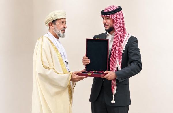 ملك الأردن يمنح الأمين العام لمكتب الإفتاء وسام التميز من الدرجة الأولى ملك الأردن يمنح الأمين العام لمكتب الإفتاء وسام التميز من الدرجة الأولى