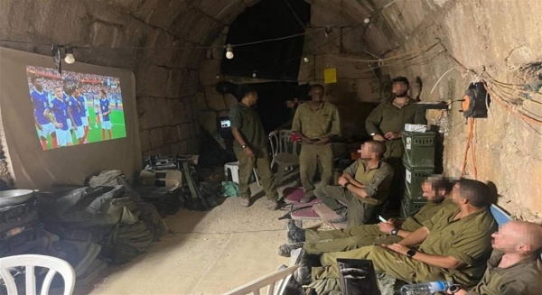 جنود إسرائيليون يتابعون المونديال من داخل قلعة الشقيف صورة