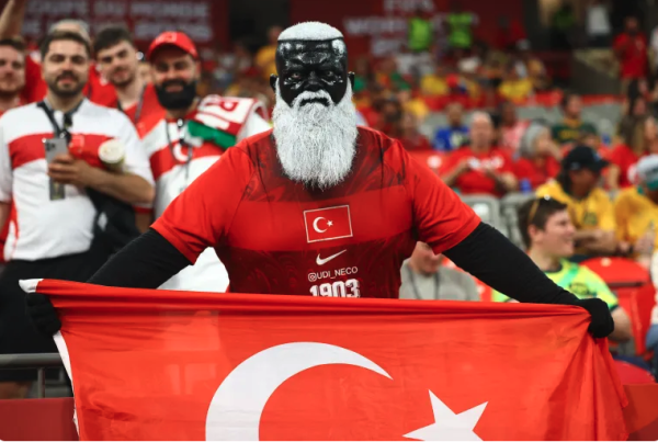 بوجه أسود ولحية بيضاء مشجع تركي يخطف الأضواء في مونديال كأس العالم